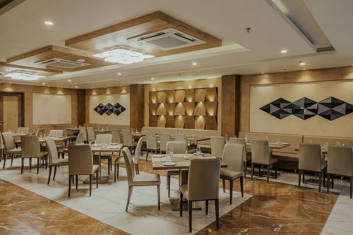Dining 44 of 49