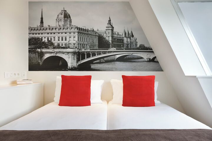 Room 9 of 33