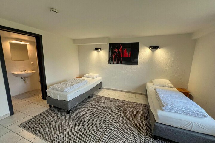 Room 5 of 44