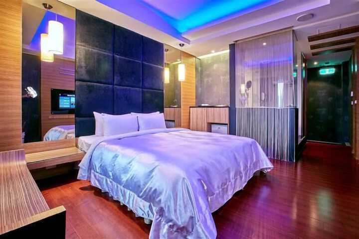 Room 16 of 50
