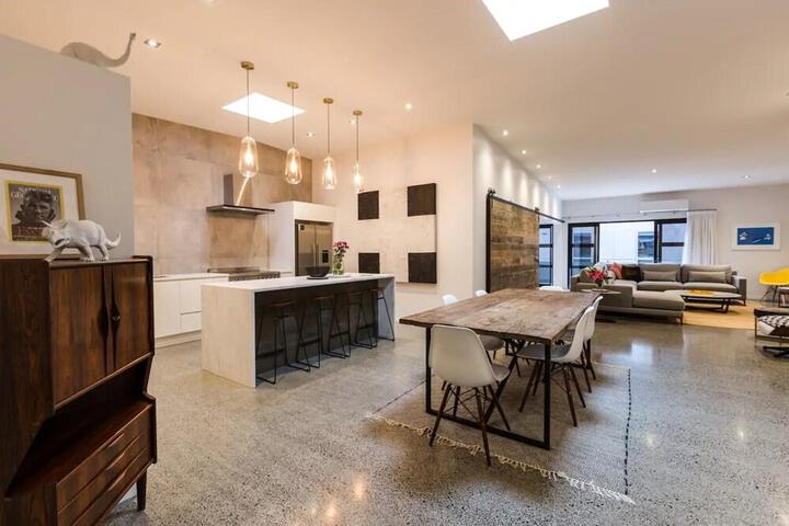 Image of DESIGNER 4 BEDROOM CONVERTED LOFT MINUTES TO SKYCITY