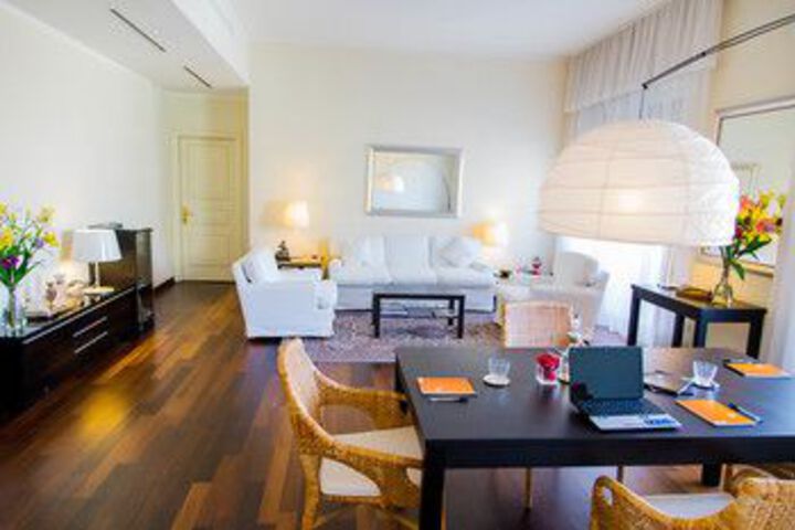 Room 33 of 40