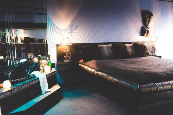 1 King Bed (8 of 10)