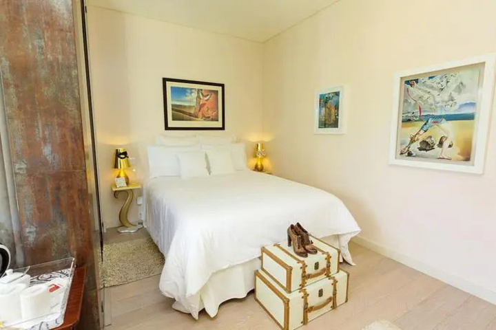 Room 4 of 9