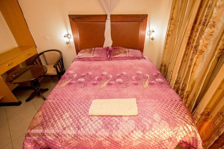 Room 10 of 27