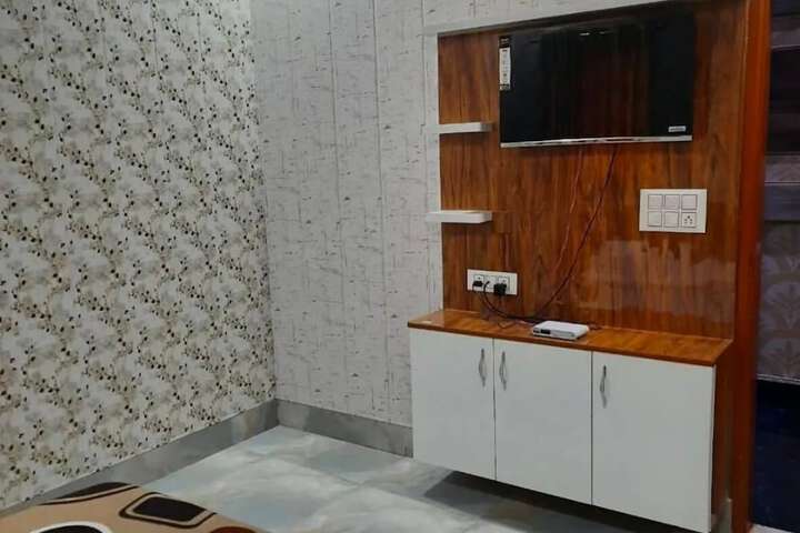 Room 4 of 9