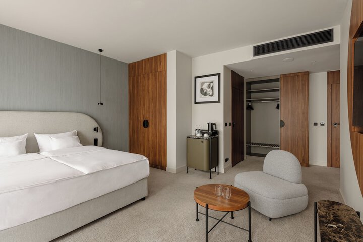 Room 42 of 153
