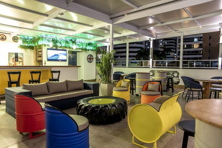 Lounge 44 of 53