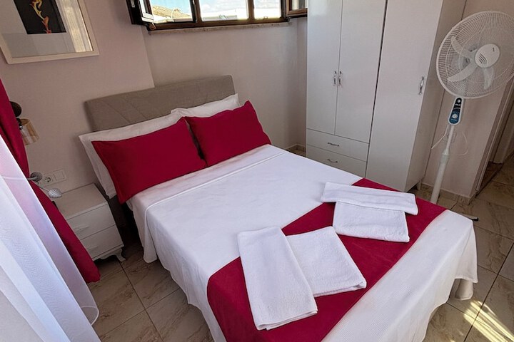 Room 27 of 108