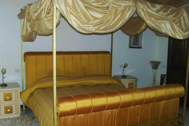 Room 6 of 24