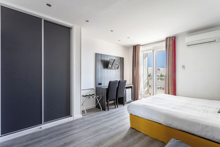 Room 10 of 29