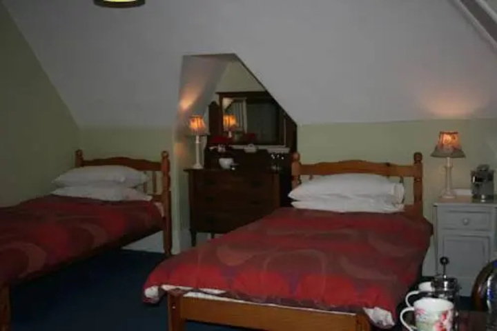 Room 5 of 9