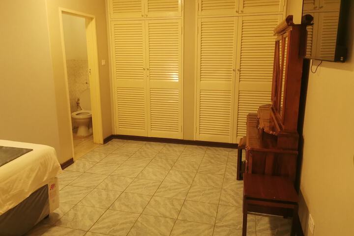 Room 6 of 30