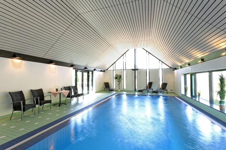Pool 28 of 75