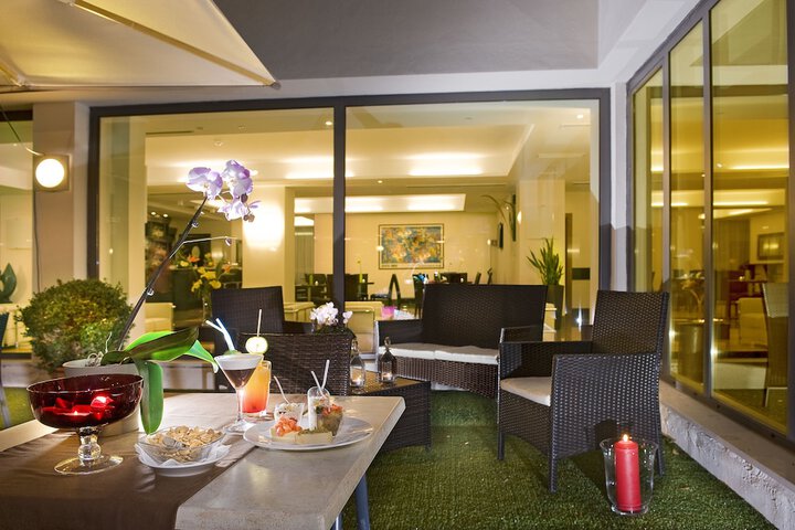 Lounge 54 of 67