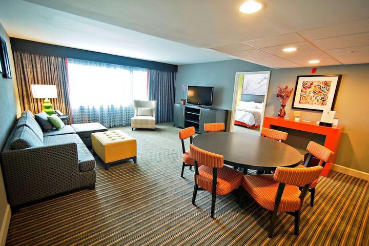 1 King 1 Bedroom Suite Mobility Accessible with Bathtub (4 of 11)
