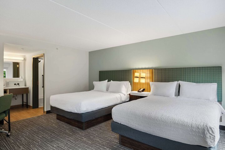2 Queen Bed Accessible Room with Accessible Tub (19 of 35)