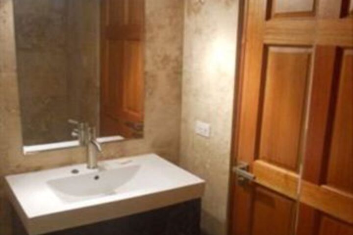 Room 4 of 28