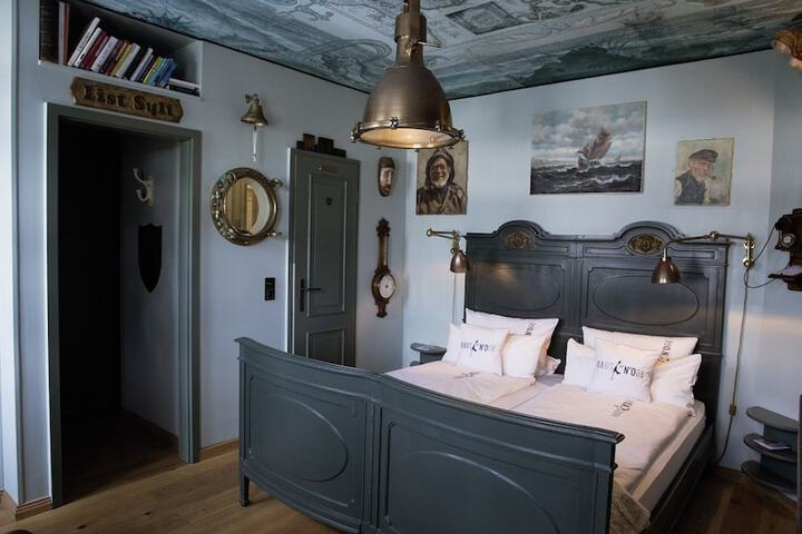 Room 6 of 68