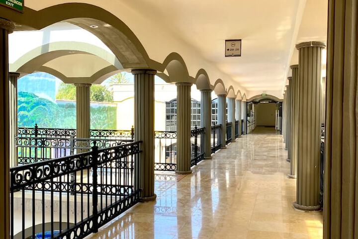 Ballroom/Hall 27 of 34