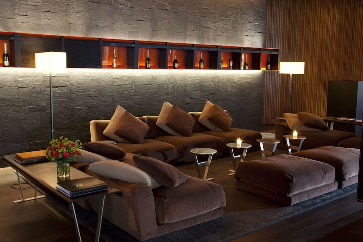 Lounge 124 of 136