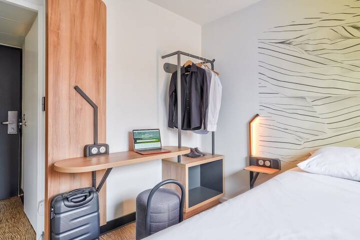 Room 13 of 40