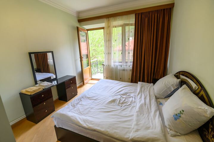 Room 10 of 27