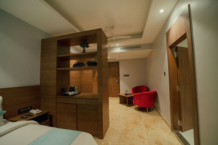 Room 5 of 12