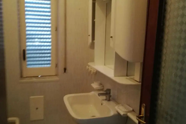 Room 5 of 7