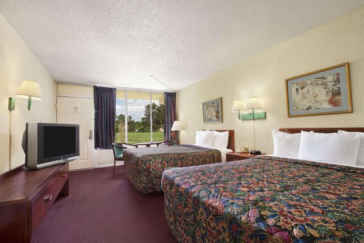 2 Queen Beds Deluxe Room (21 of 29)
