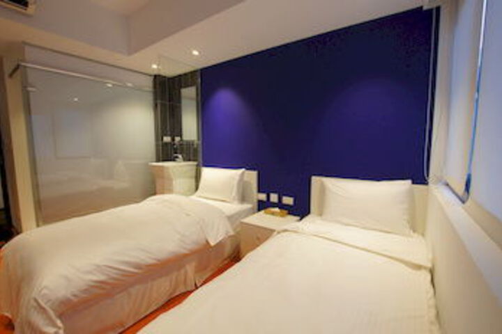 Room 12 of 65