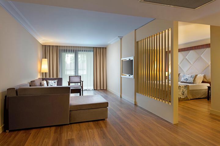 Room 33 of 341
