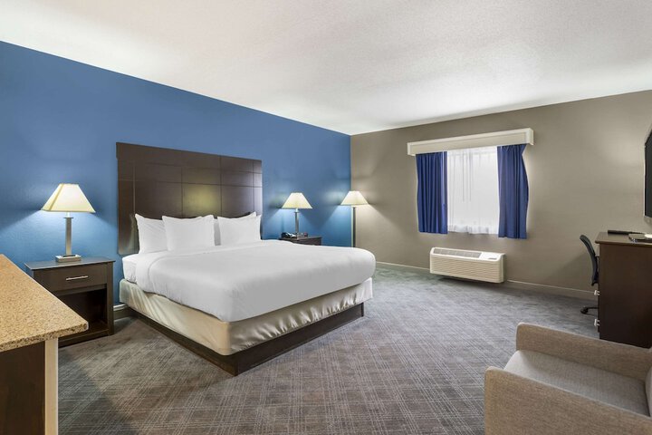 1 King Bed Accessible (7 of 17)