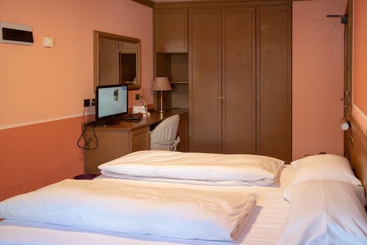 Room 12 of 211