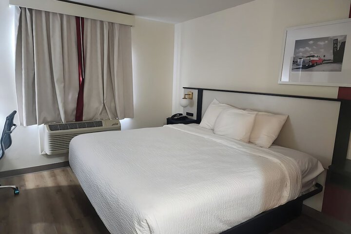 1 King Bed (4 of 11)