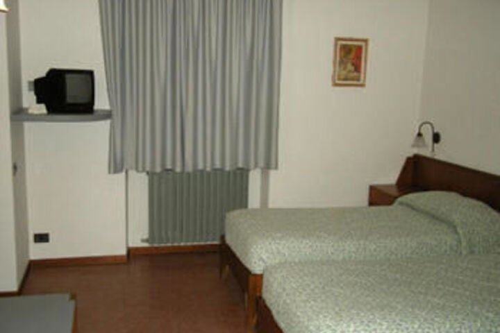 Room 5 of 33