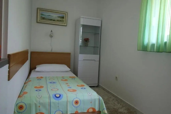 Room 4 of 14