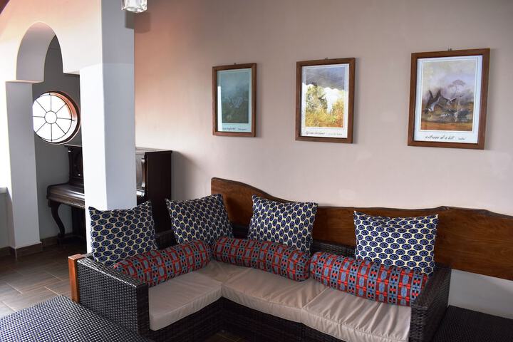 Lounge 35 of 56