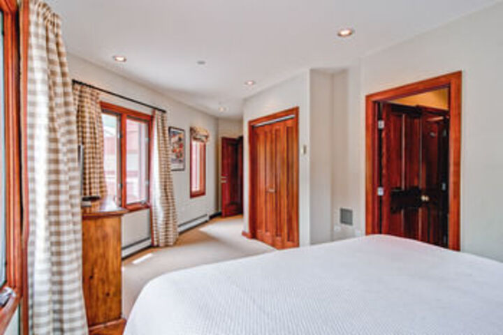 Room 42 of 101