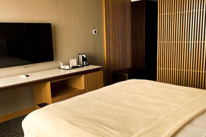 Room 15 of 83