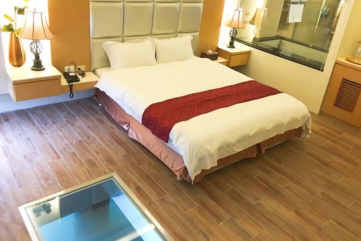 Room 7 of 185
