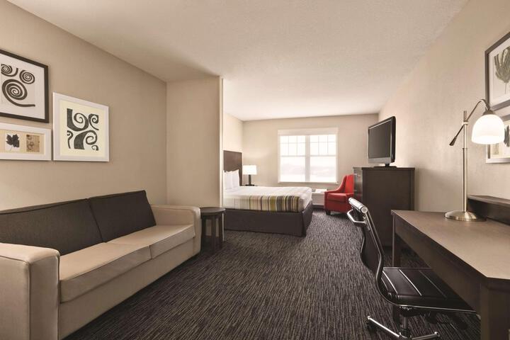 1 King Bed (2 of 15)