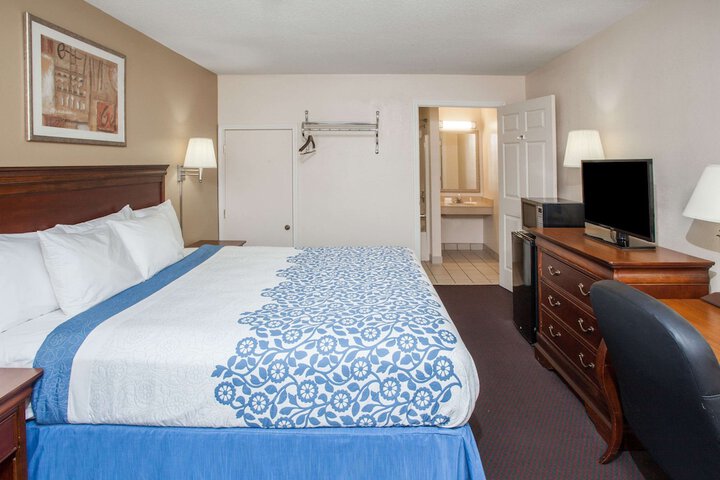 1 King Bed (5 of 9)