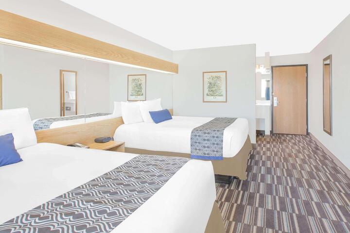 2 Queen Beds Mobility Accessible (5 of 30)