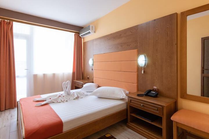 Room 4 of 9
