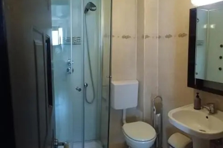 Room 4 of 8
