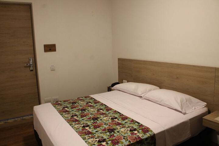 Room 13 of 40