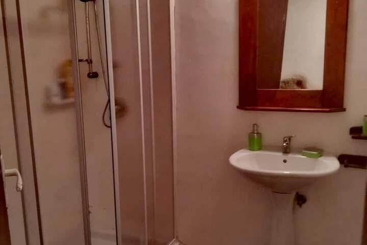 Room 32 of 46