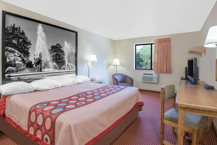 1 Queen Bed (5 of 14)