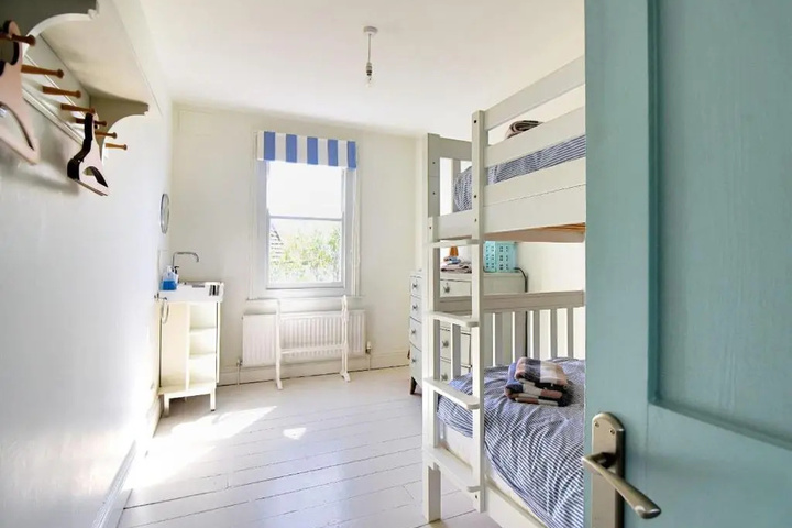 Room 4 of 17
